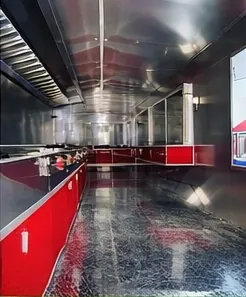 Interior de cocina en acero inoxidable con gabinetes rojos