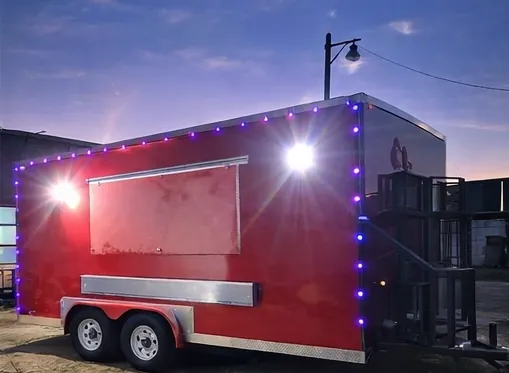 Remolque rojo de noche con reflectores y luces LED en el contorno