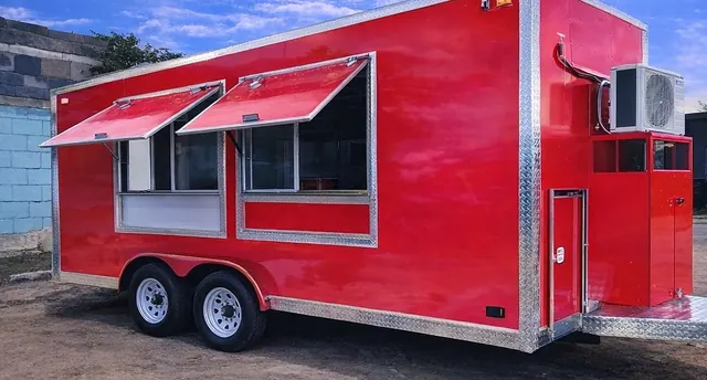 Remolque rojo con dos ventanas de servicio abiertas