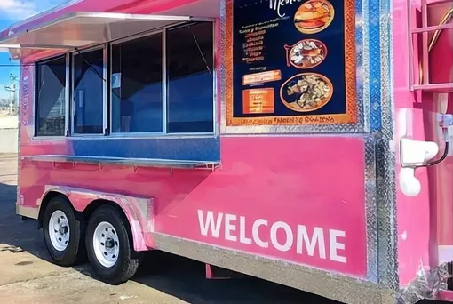 Remolque rosa con menú exhibido y la palabra Welcome en el costado