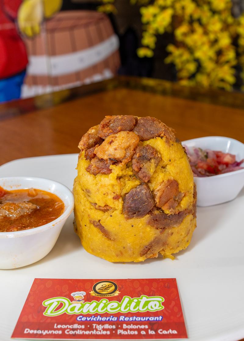Bolón de chicharrón con salsa