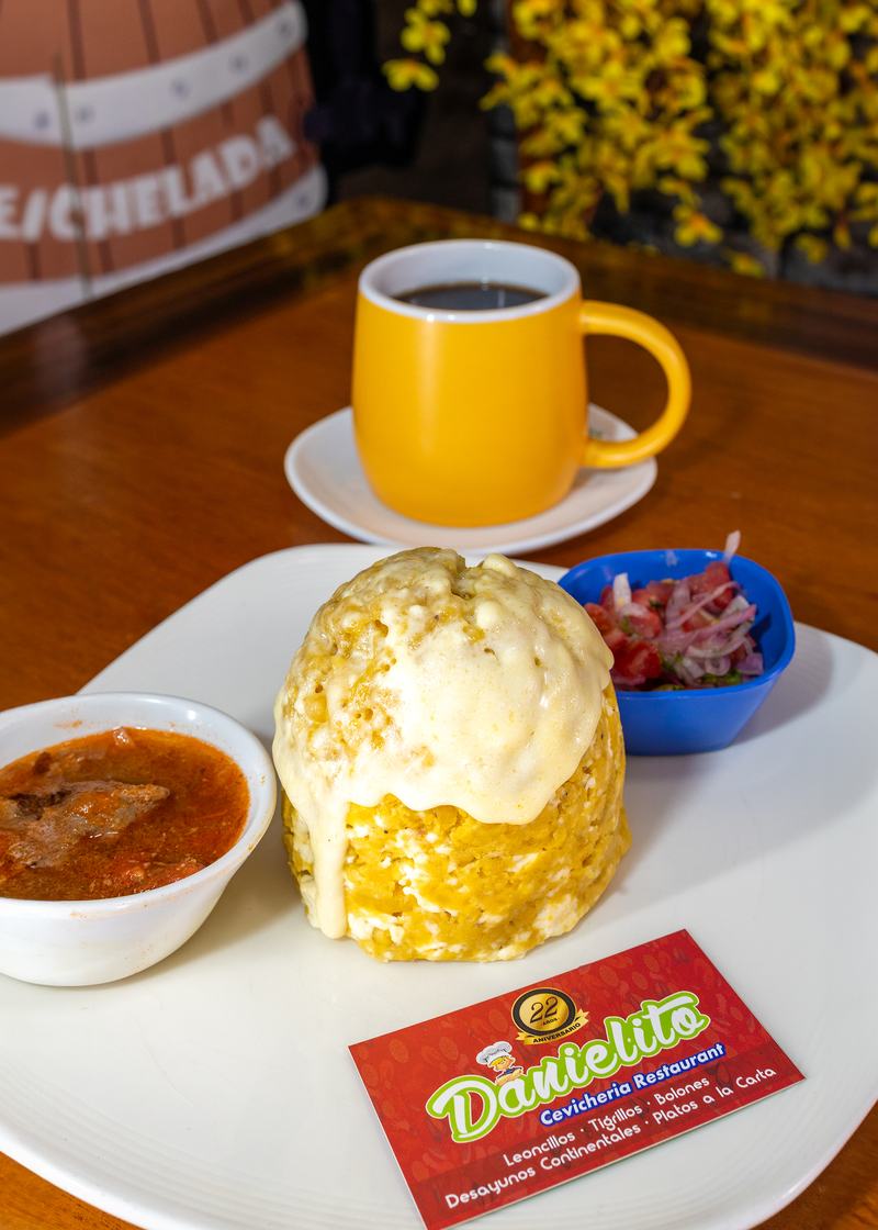 Bolón de queso con café, salsa y ensalada