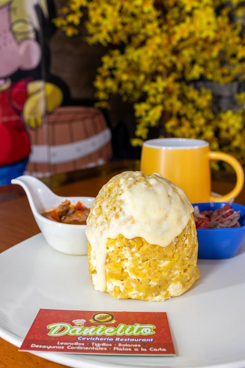 Bolón de queso con café y salsa