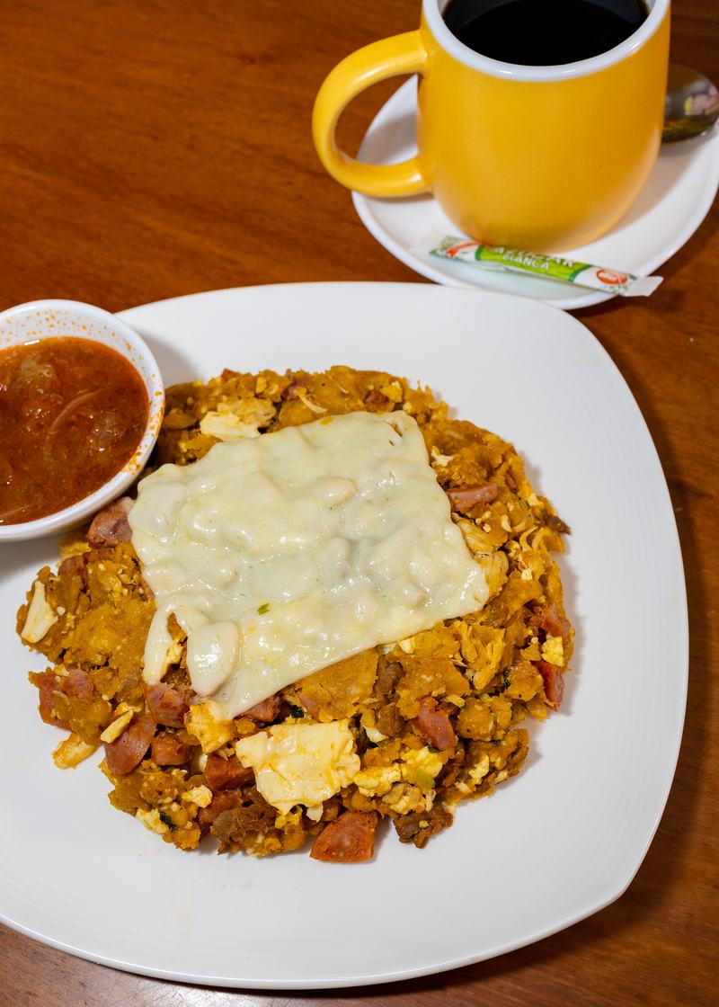 Desayuno con queso derretido, salsa y café