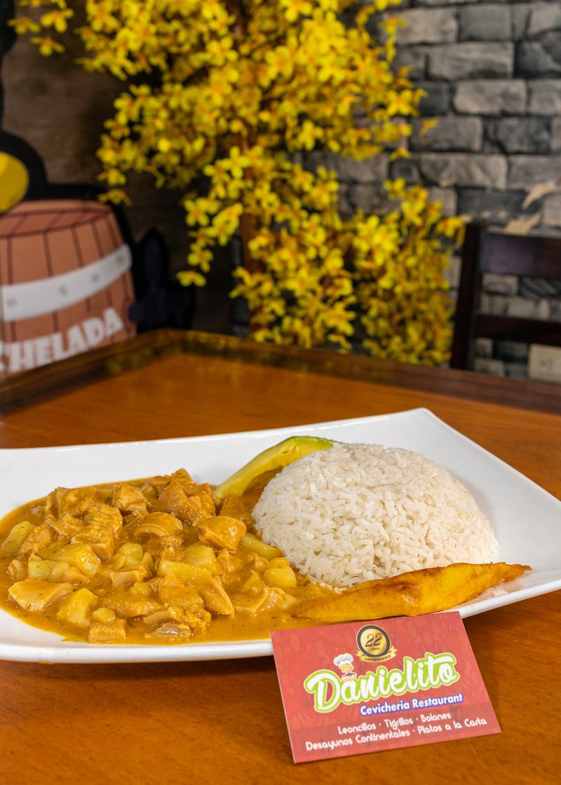 Guatita con arroz, maduro y aguacate