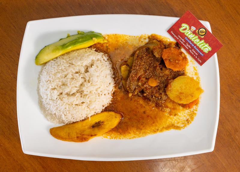 Lengua guisada con arroz, maduro y aguacate