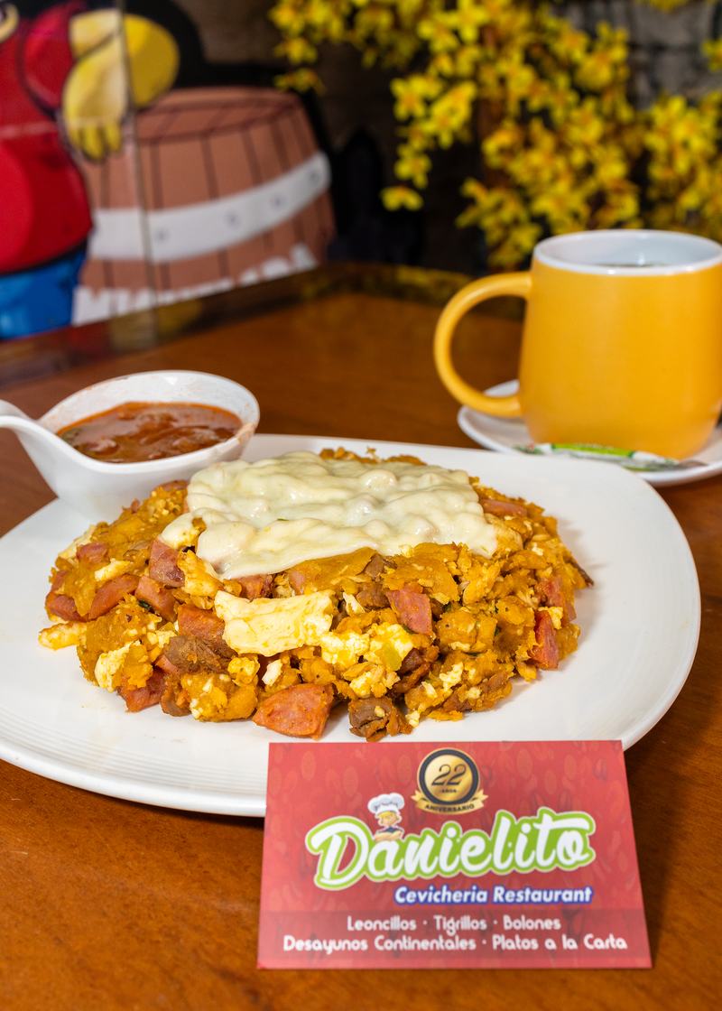 Leoncillo con café en una mesa de Danielito