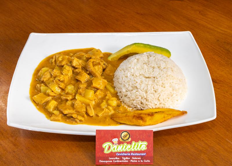 Plato de la casa con arroz, maduro y aguacate