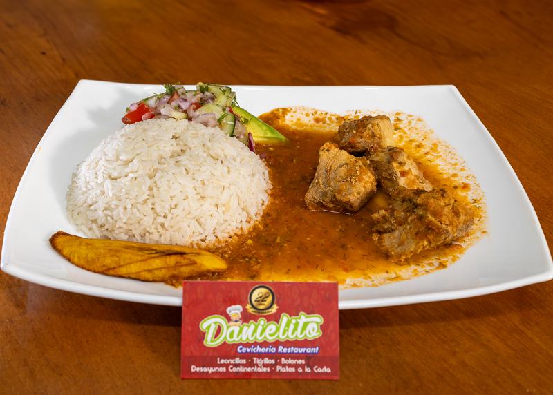 Seco de chancho con arroz, maduro y ensalada