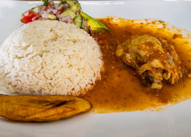 Seco de pollo con arroz y maduro