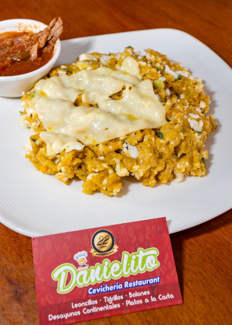 Tigrillo con queso derretido junto a la tarjeta de Danielito