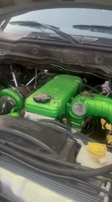 Video: engine bay with green-painted valve covers and intake piping
