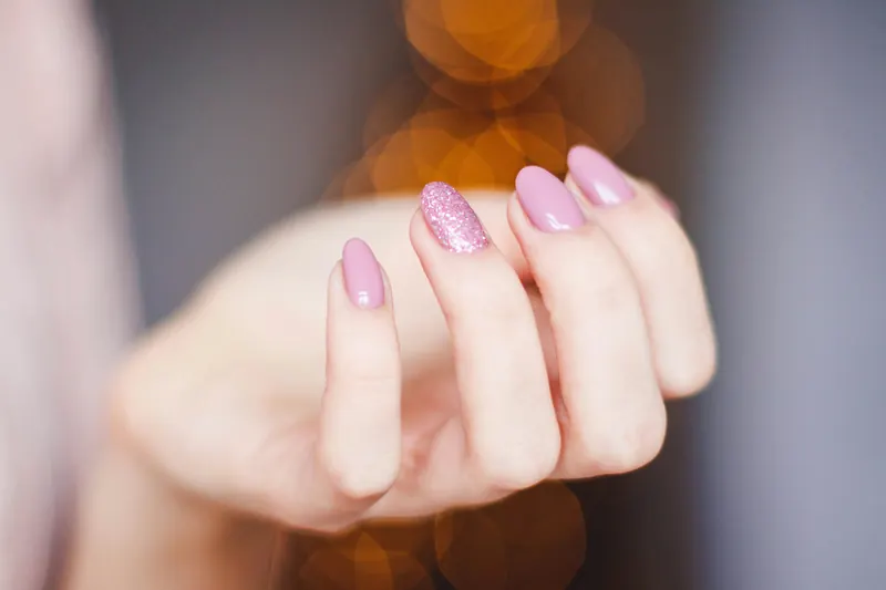 Uñas almendradas en rosa pastel con brillo