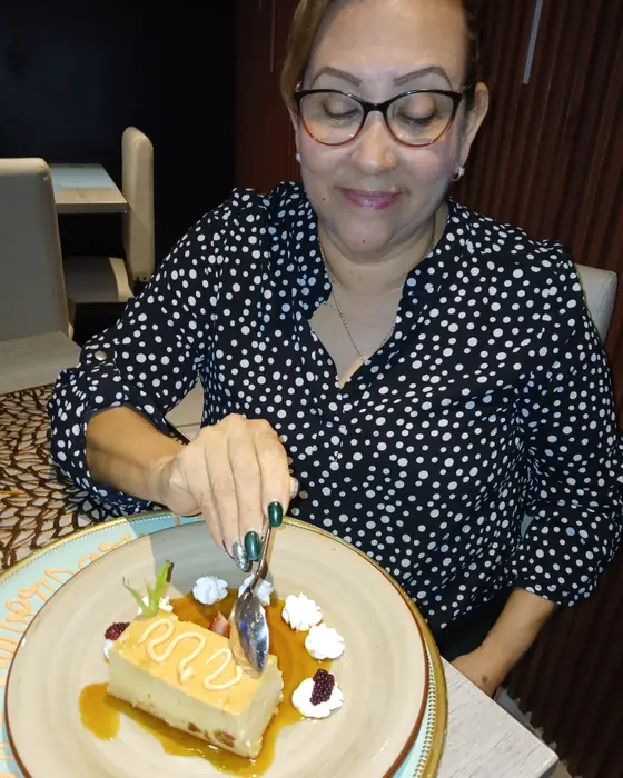 La chef Sarita Mercedes en el comedor, con un postre de la casa
