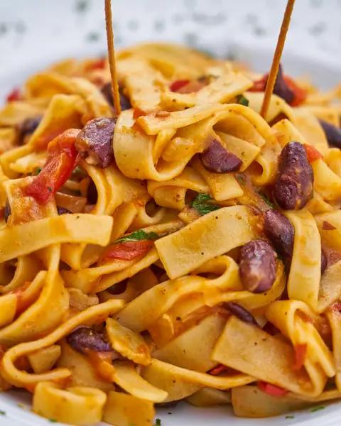 Pasta fresca tipo tagliatelle con salsa de tomate y frijoles rojos