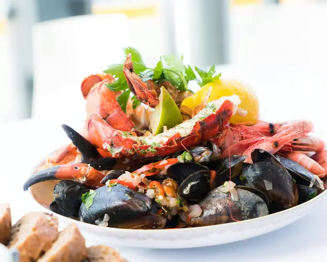 Plato de mariscos con mejillones, langostinos y cangrejo